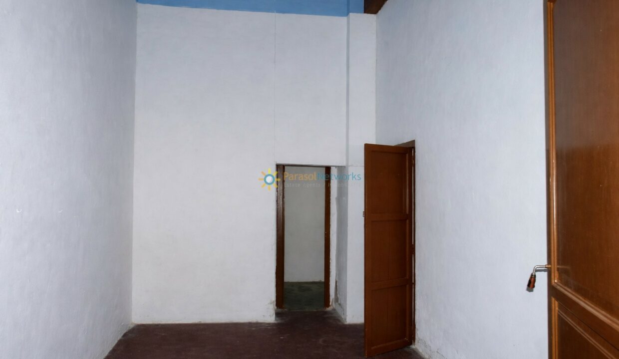 Habitación vacía con puerta abierta