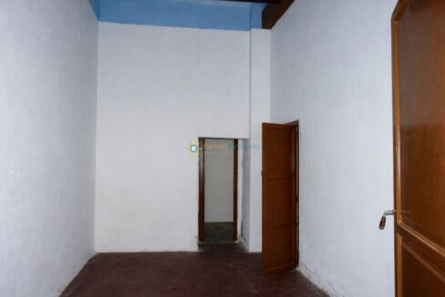 Habitación vacía con puerta abierta
