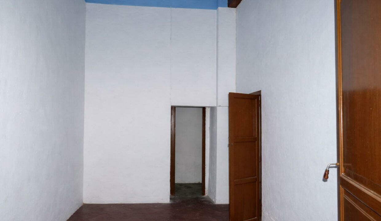 Habitación vacía con puerta abierta