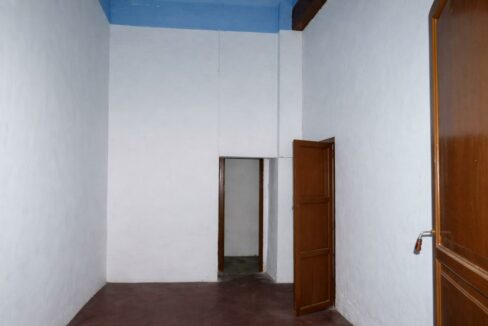 Habitación vacía con puerta abierta