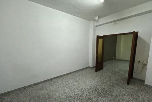 Habitación vacía con puerta abierta