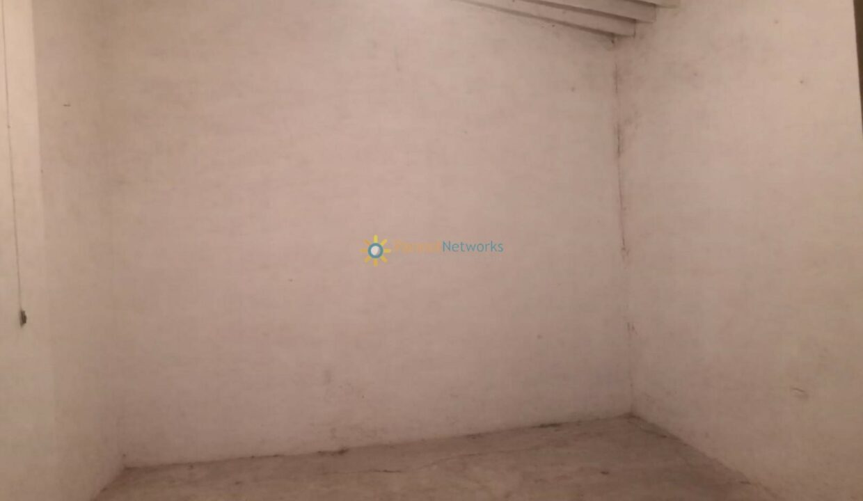 Habitación vacía en ruinas