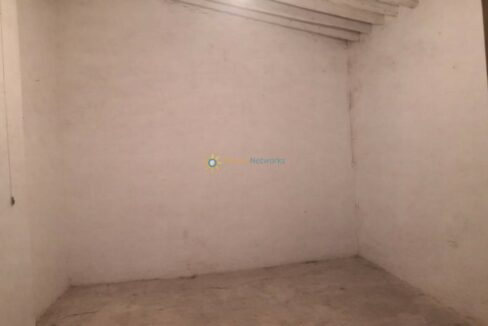 Habitación vacía en ruinas