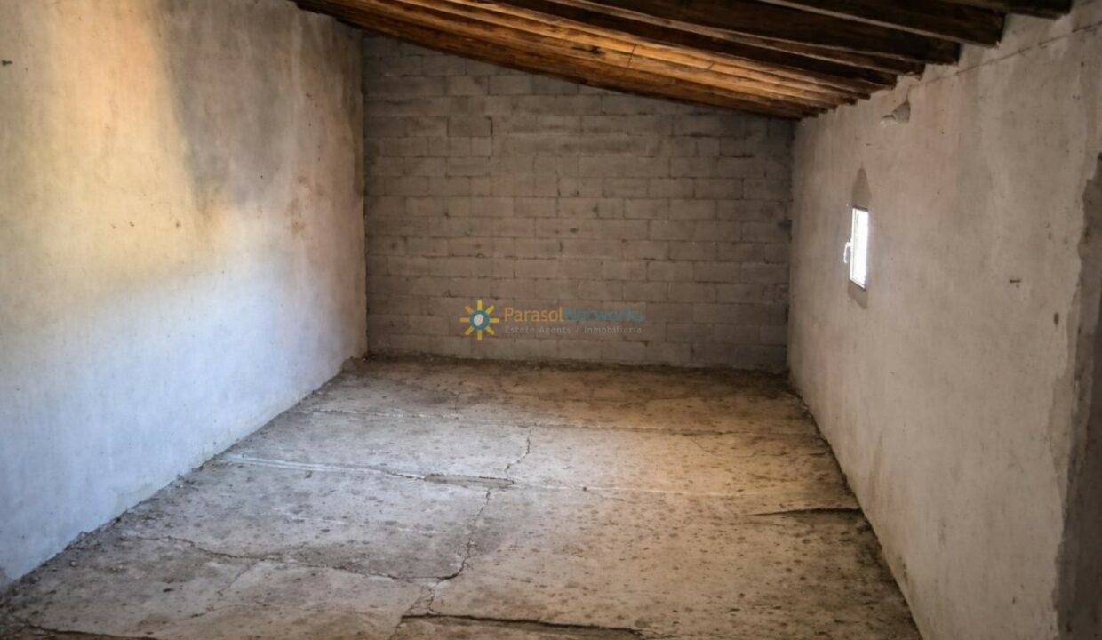 Habitación vacía y abandonada restaurada