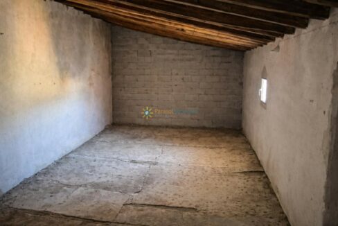 Habitación vacía y abandonada restaurada