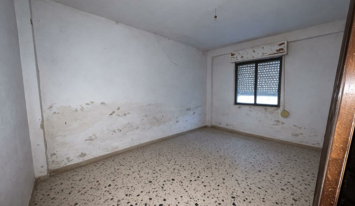 Habitación vacía y deteriorada