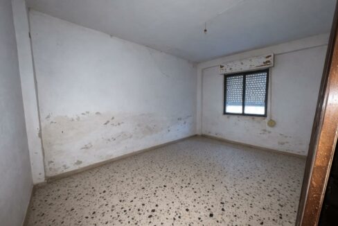 Habitación vacía y deteriorada