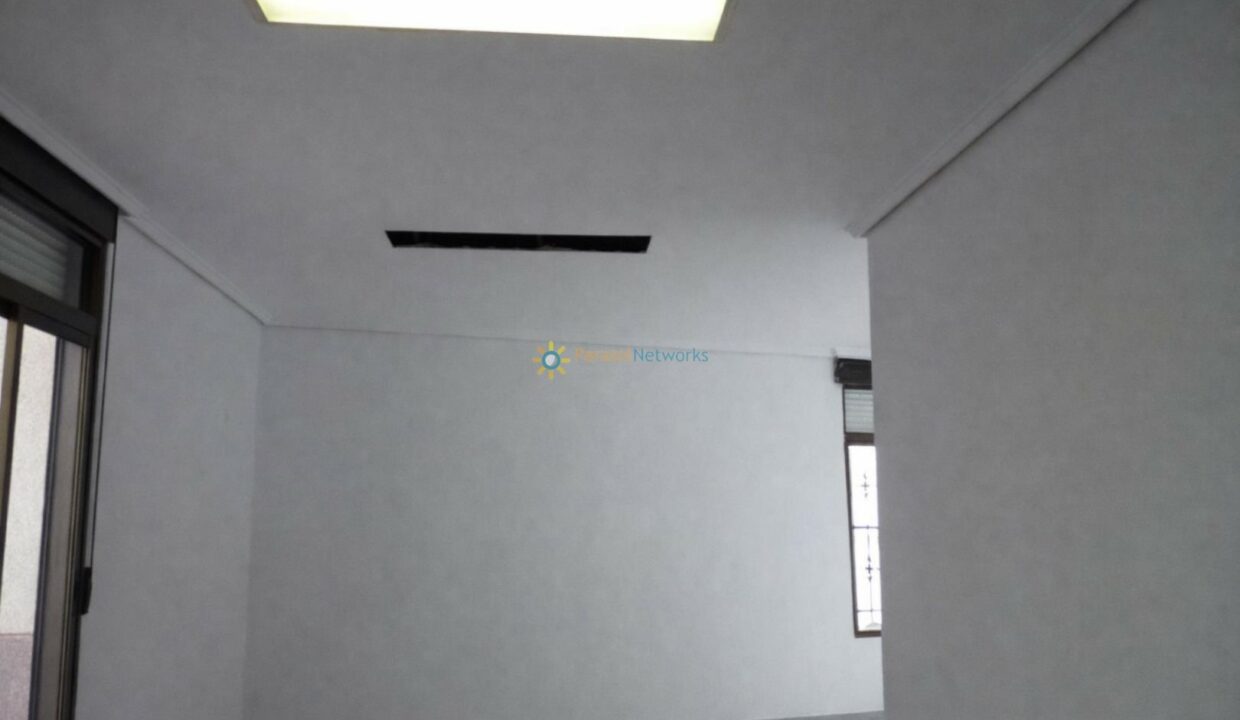 Habitación vacía y luminosa