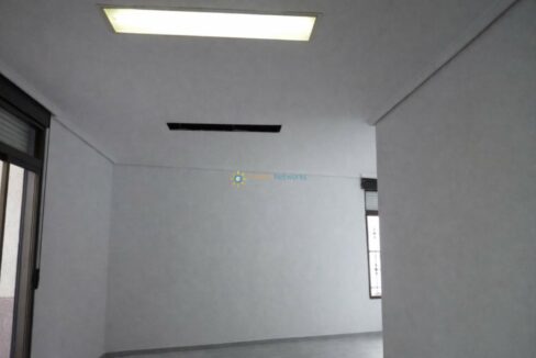 Habitación vacía y luminosa