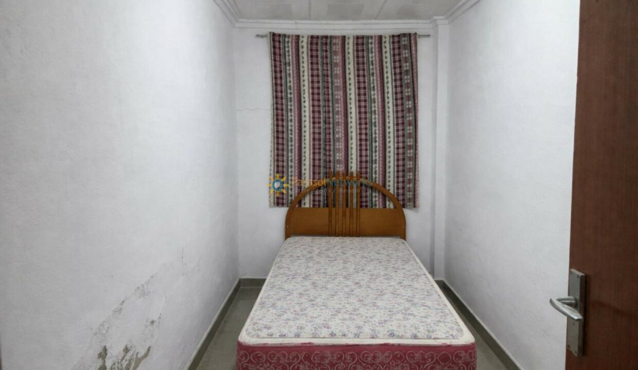 Habitación vacía y luminosa