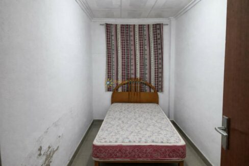 Habitación vacía y luminosa