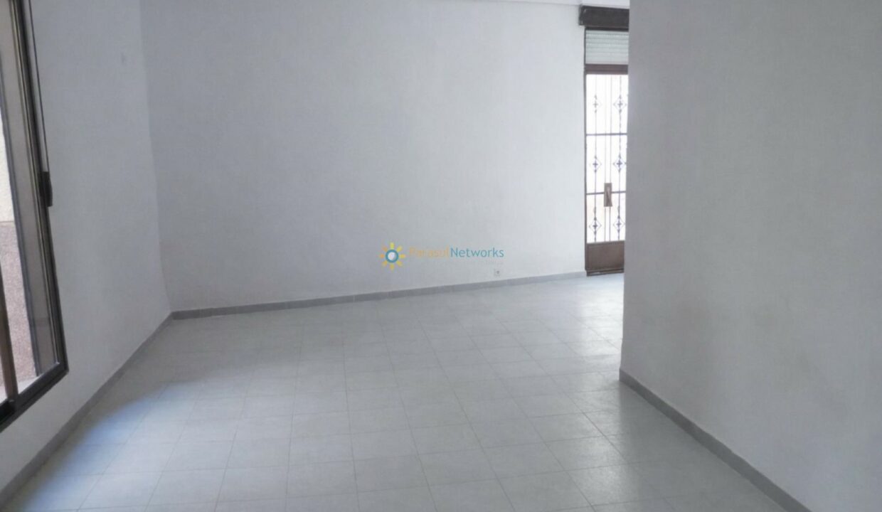 Habitación vacía y luminosa(1)