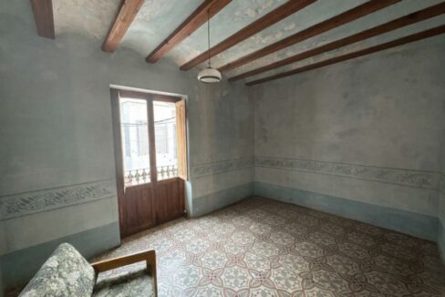 Habitación vintage con puertas y balcón