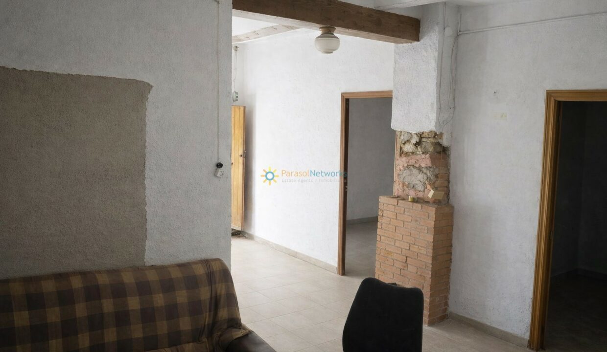 Interior abandonado con sofá y silla