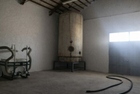 Interior de almacén industrial organizado