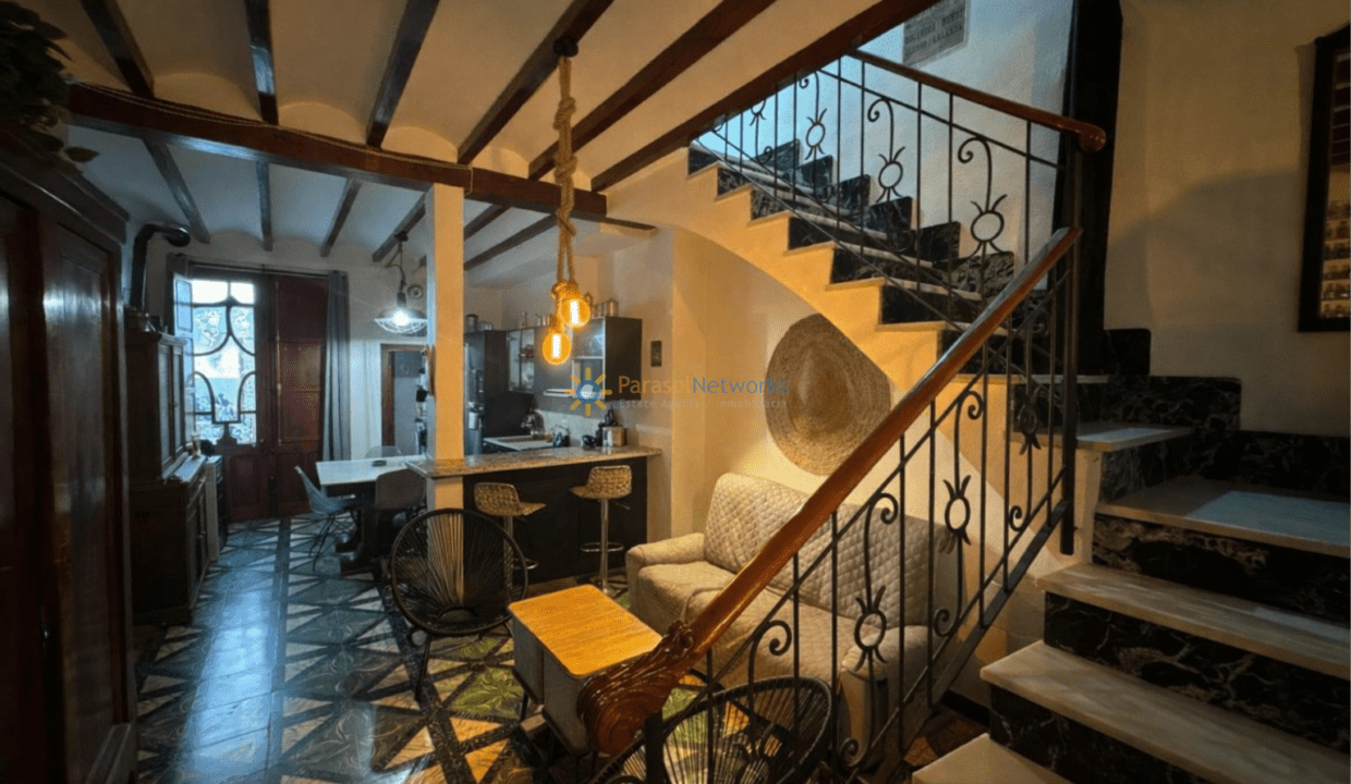 Interior de casa estilo español al atardecer