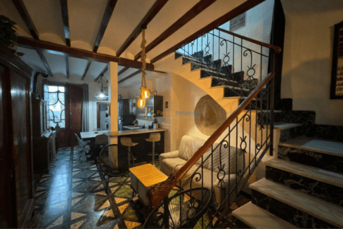 Interior de casa estilo español al atardecer