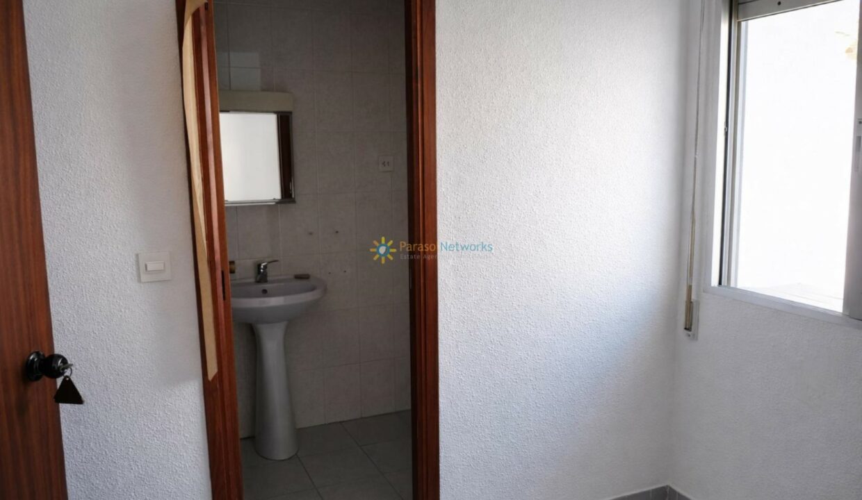 Interior minimalista con baño iluminado