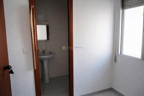 Interior minimalista con baño iluminado