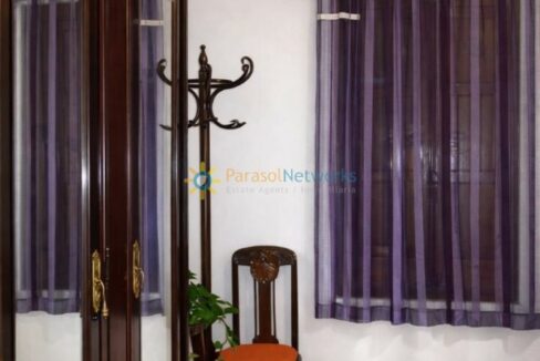 Interior tradicional con mobiliario antiguo