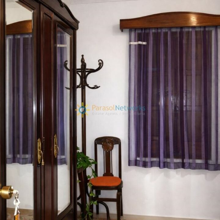 Interior tradicional con mobiliario antiguo