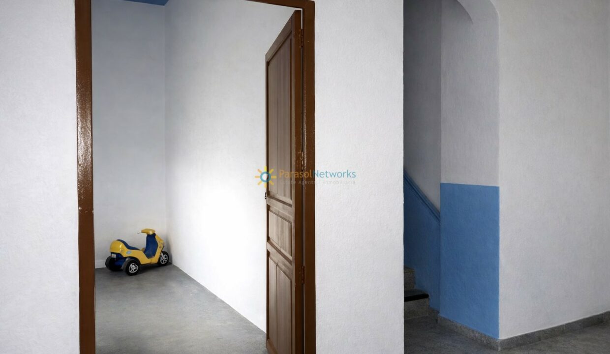 Interior tranquilo con juguetes y escaleras