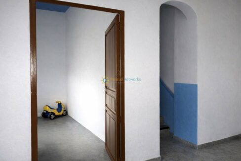 Interior tranquilo con juguetes y escaleras