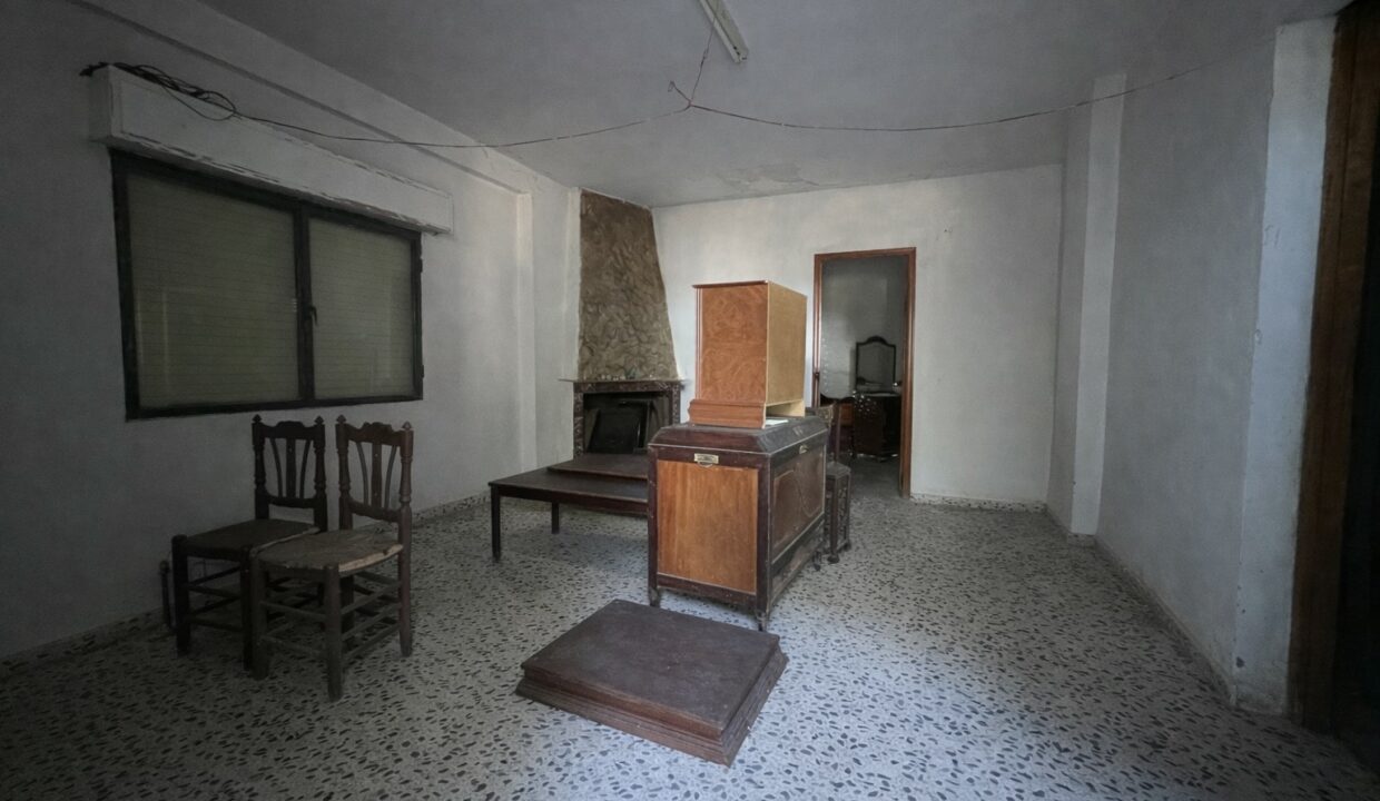 Interior vacío con muebles de madera