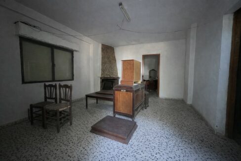 Interior vacío con muebles de madera