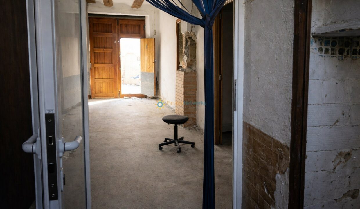 Interior vacío con puertas de madera