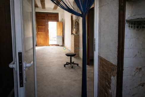 Interior vacío con puertas de madera