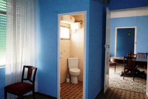 Interiores modestos con muebles y luz natural