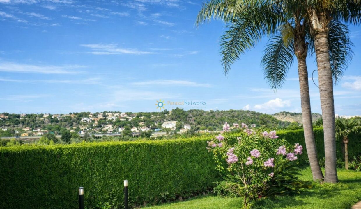 Jardín mediterráneo con flores y palmeras