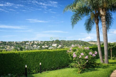 Jardín mediterráneo con flores y palmeras