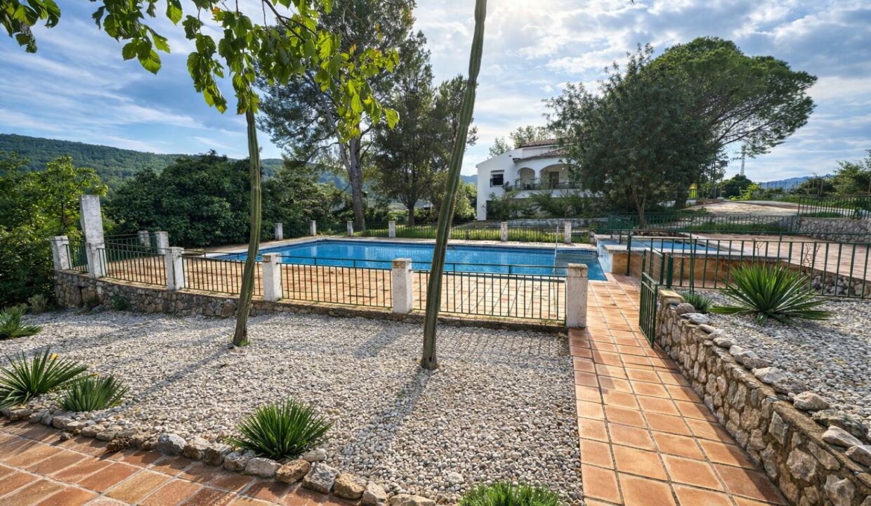 Jardín mediterráneo con piscina cristalina(3)