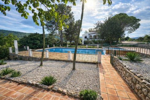 Jardín mediterráneo con piscina cristalina(3)