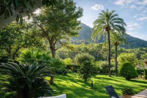 Jardín mediterráneo entre colinas verdes