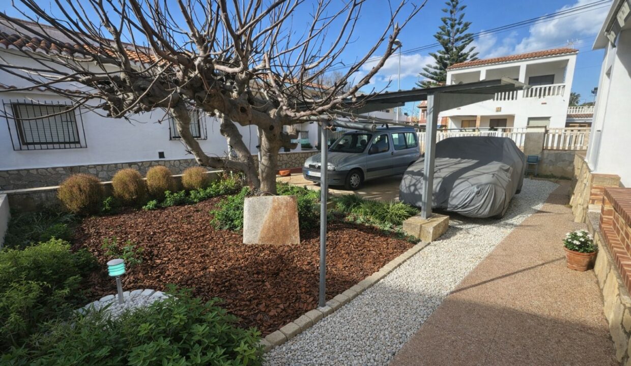Jardín residencial y área de estacionamiento