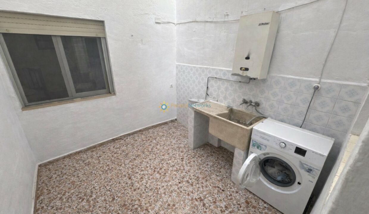 Lavadero con suelos de terrazzo y electrodomésticos