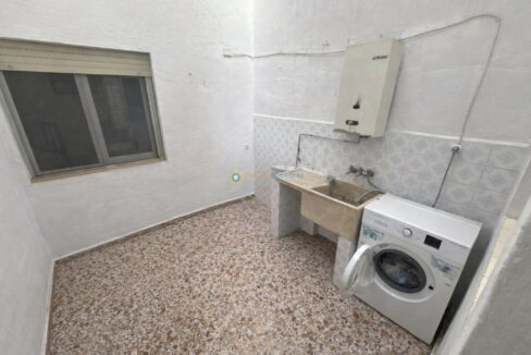 Lavadero con suelos de terrazzo y electrodomésticos