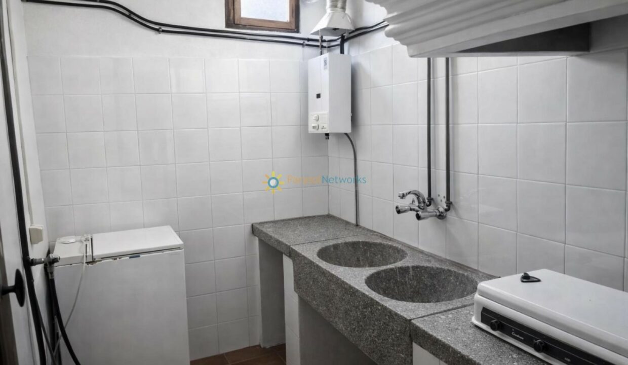 Lavadero renovado con eletrodomésticos modernos