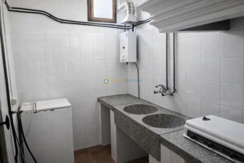 Lavadero renovado con eletrodomésticos modernos