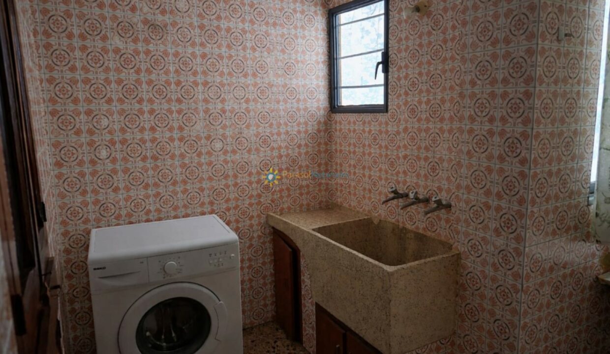 Lavandería retro con fregadero y lavadora