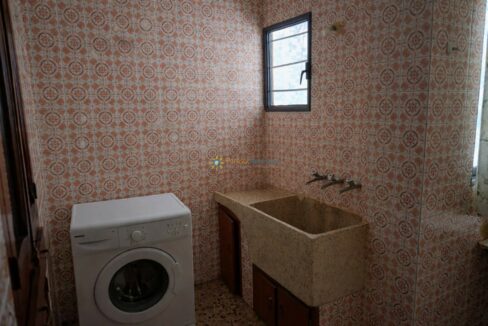 Lavandería retro con fregadero y lavadora