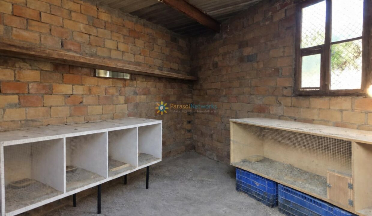 Loft vacío con jaulas desocupadas