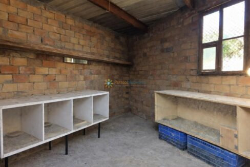 Loft vacío con jaulas desocupadas