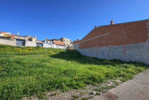 Lote vacío en vecindario soleado (1)