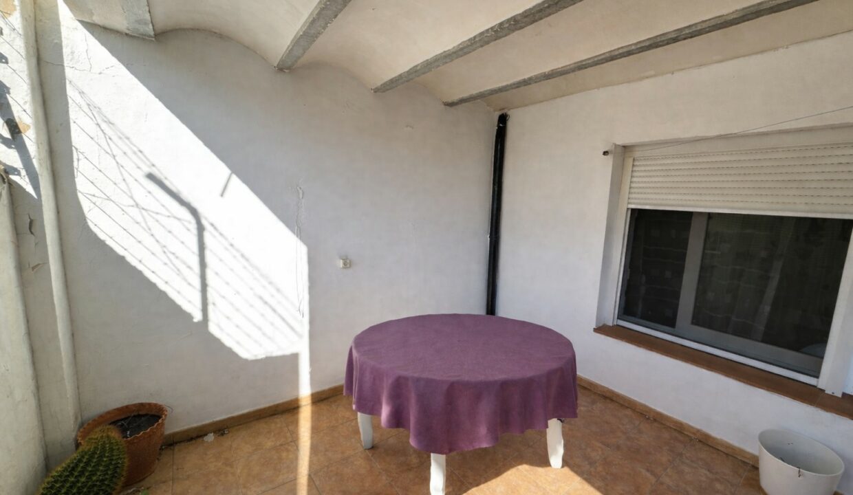 Mesa redonda con mantel morado