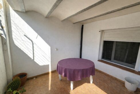 Mesa redonda con mantel morado