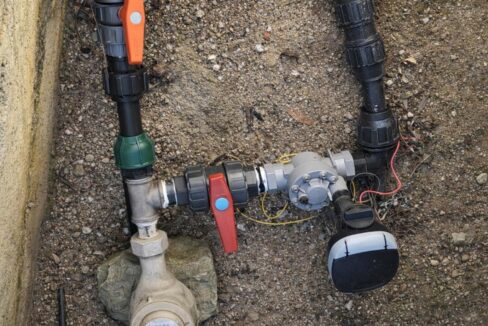 Montaje de fontanería en el suelo